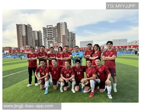 足球赛场英雄握手瞬间展现友谊与竞技精神高清图片分享